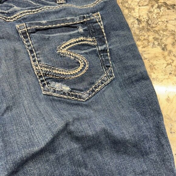 Silver Women's Suki Capri Jeans Size 18/L 22 1/2 Dark Wash Mid Rise Distressed - Picture 9 of 15